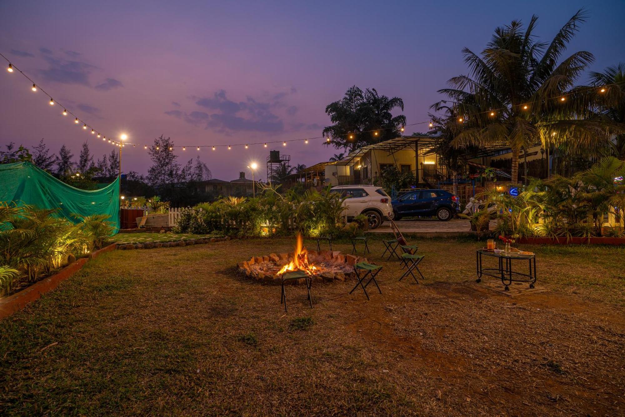 Boxtel Lonavala Hostel Bagian luar foto