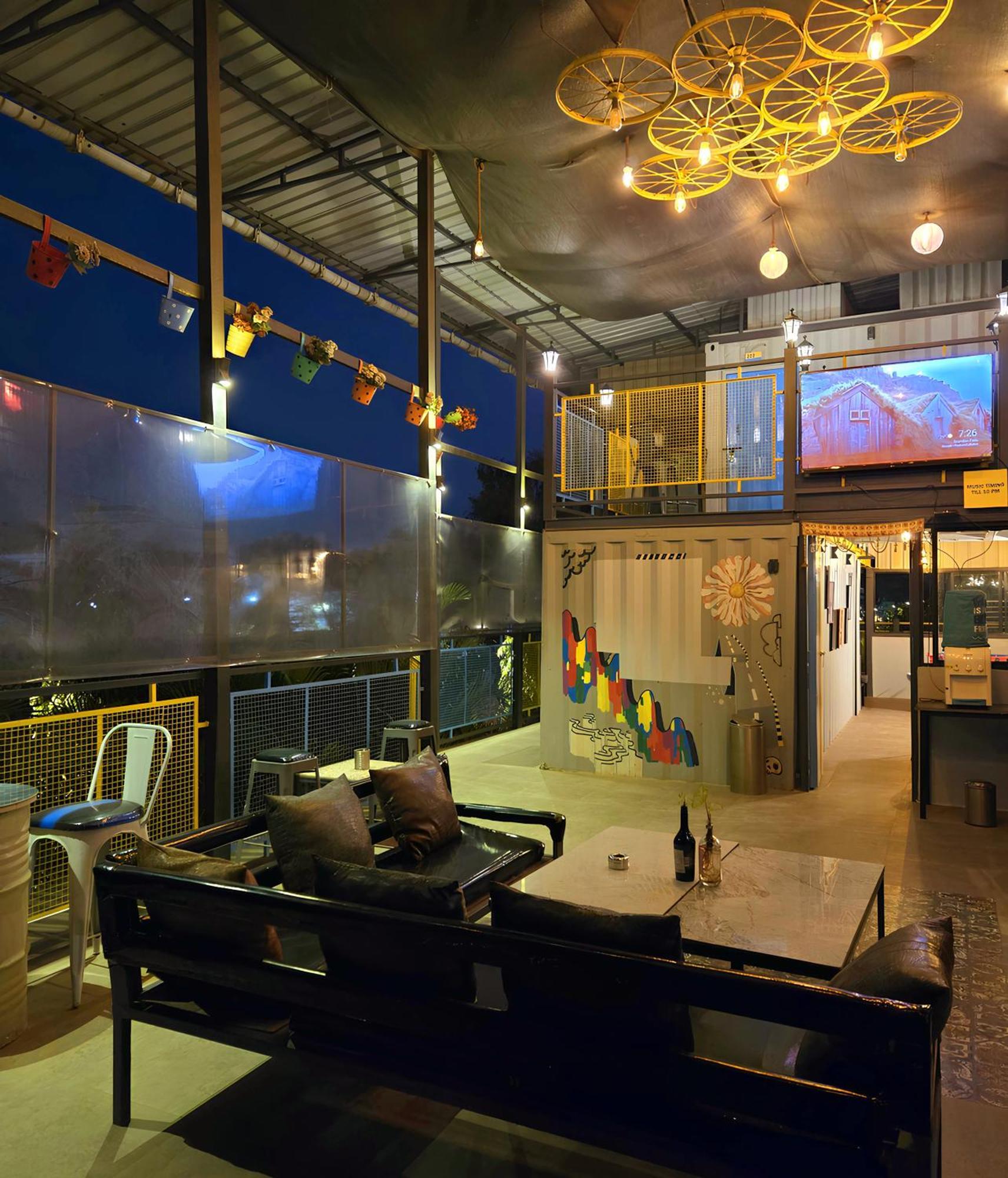 Boxtel Lonavala Hostel Bagian luar foto