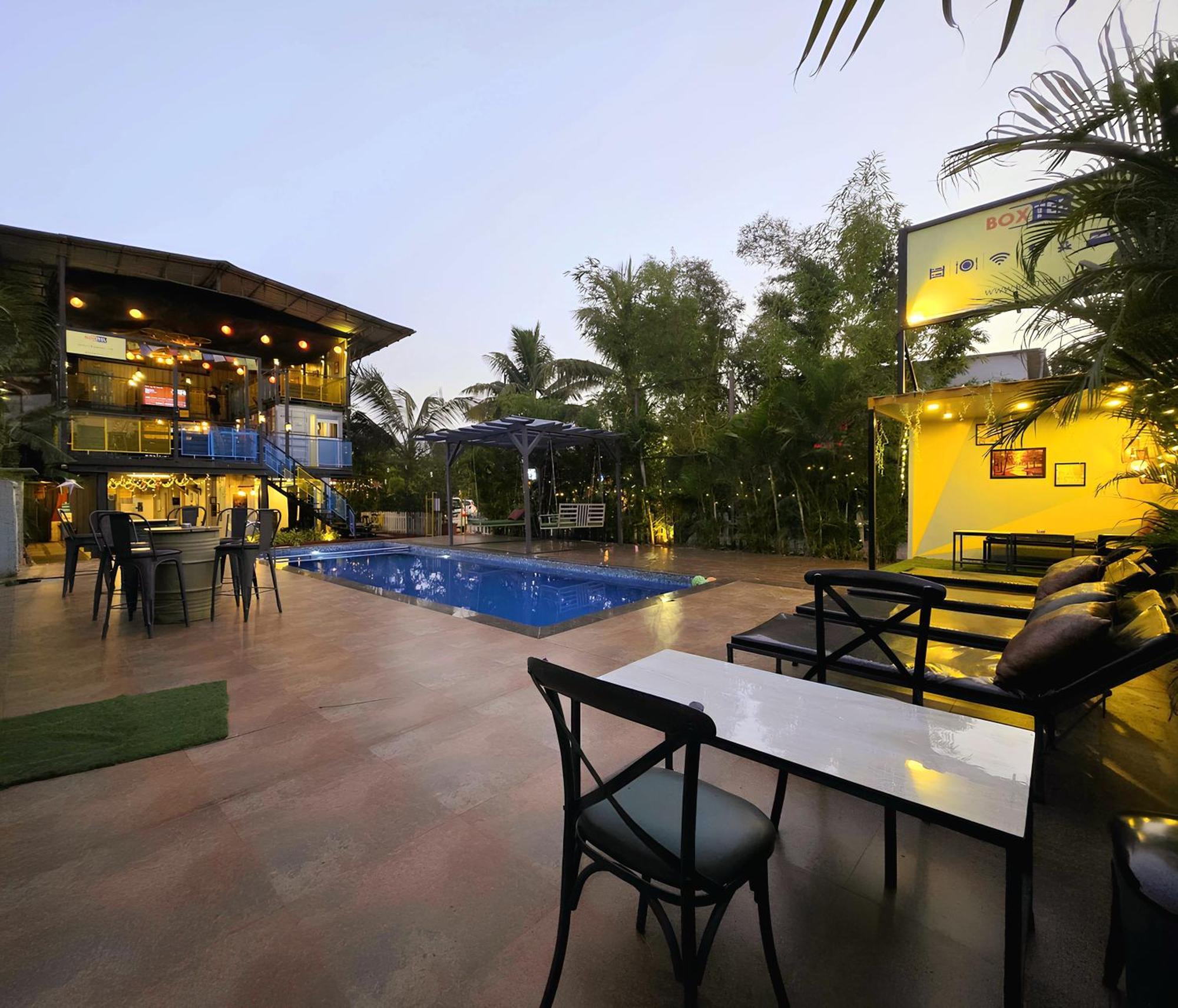 Boxtel Lonavala Hostel Bagian luar foto