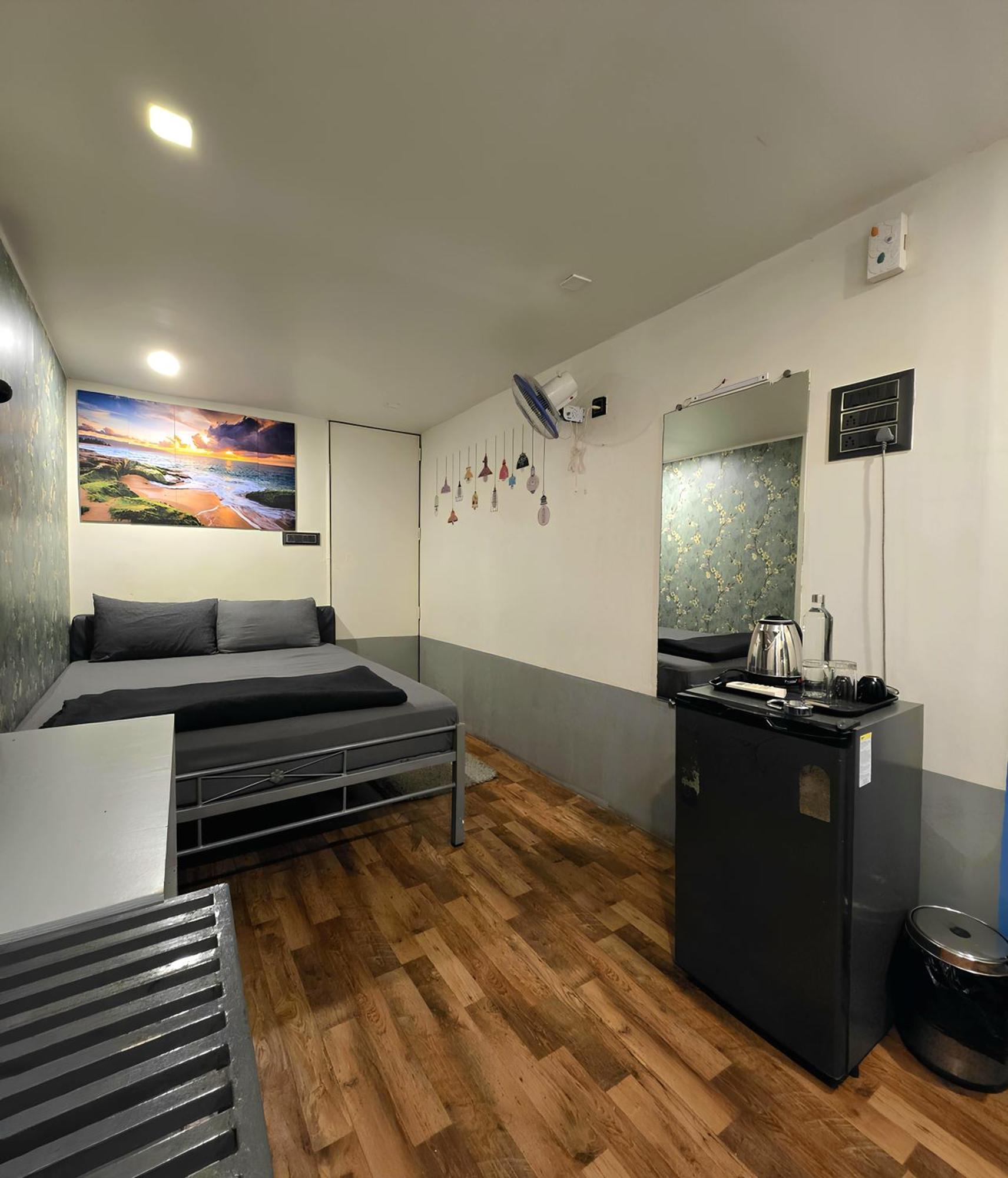 Boxtel Lonavala Hostel Bagian luar foto
