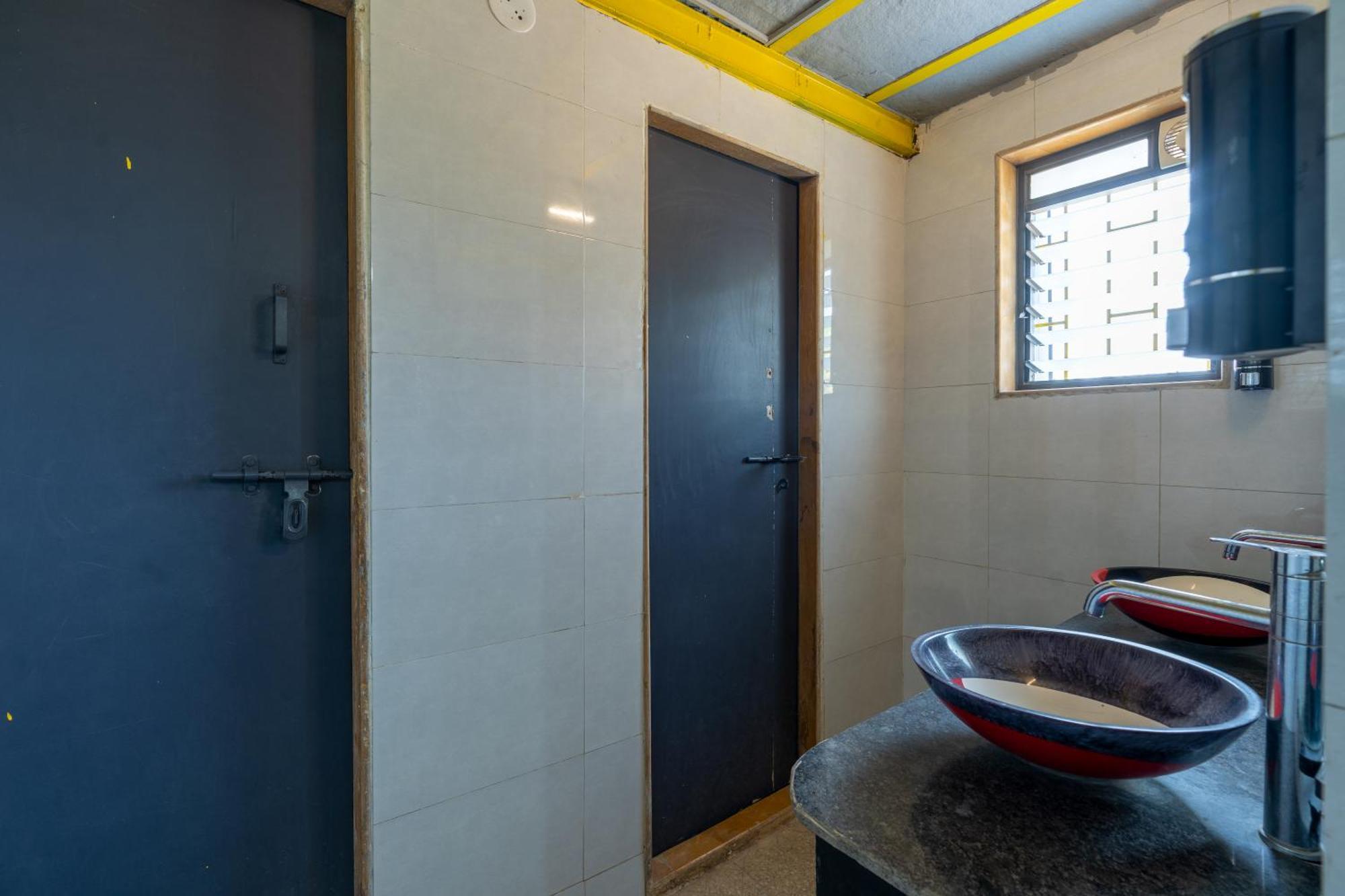 Boxtel Lonavala Hostel Bagian luar foto