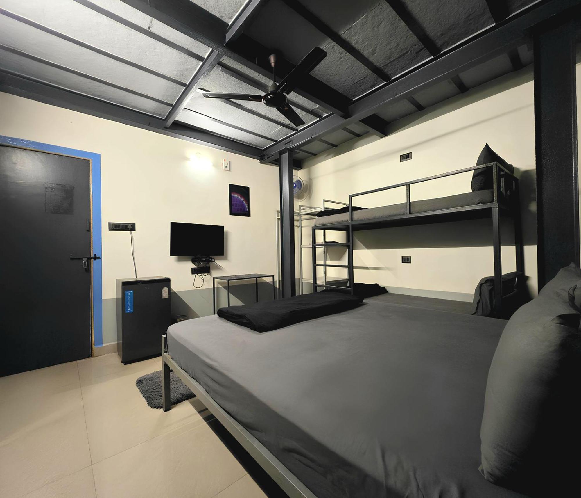 Boxtel Lonavala Hostel Bagian luar foto