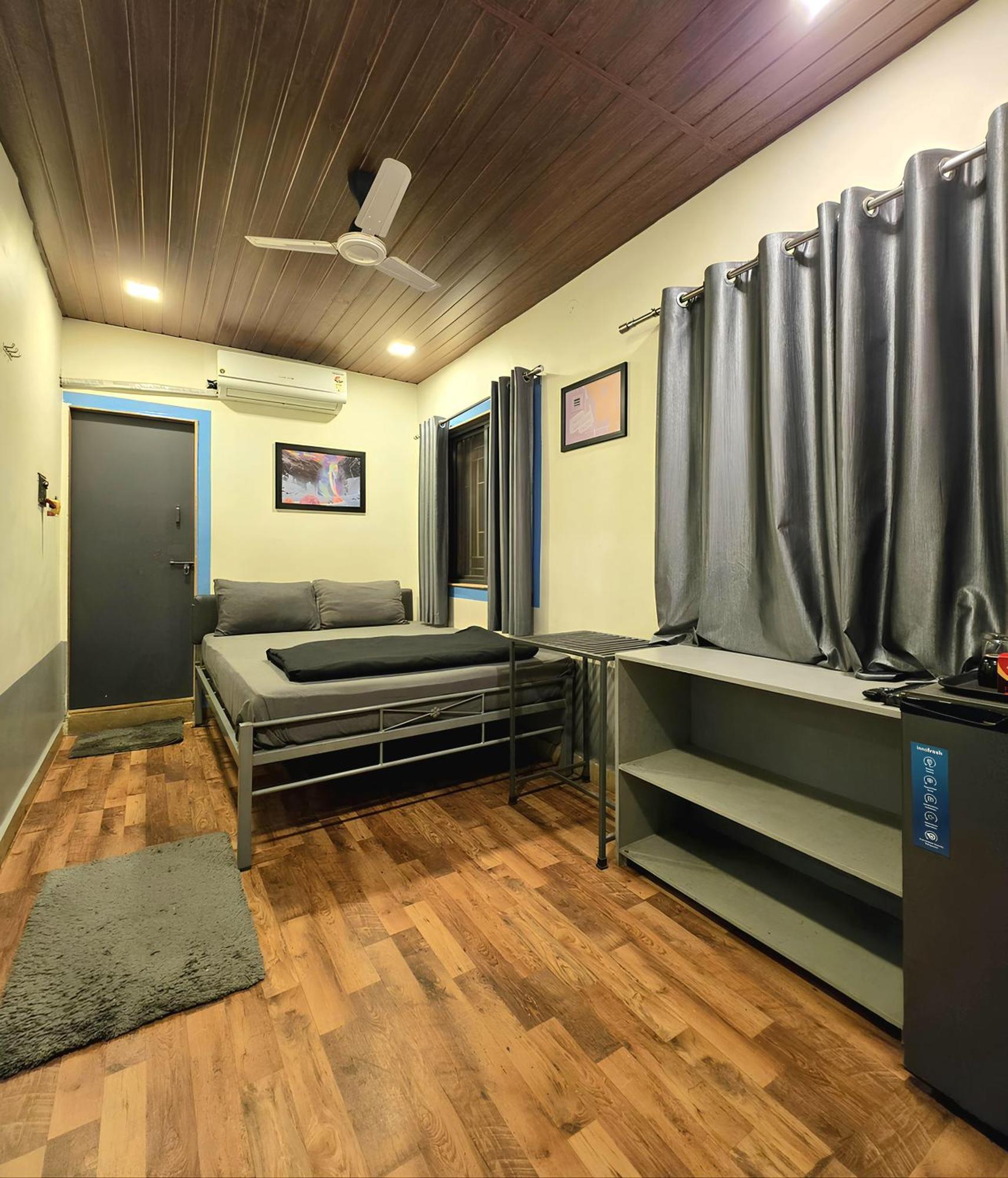 Boxtel Lonavala Hostel Bagian luar foto