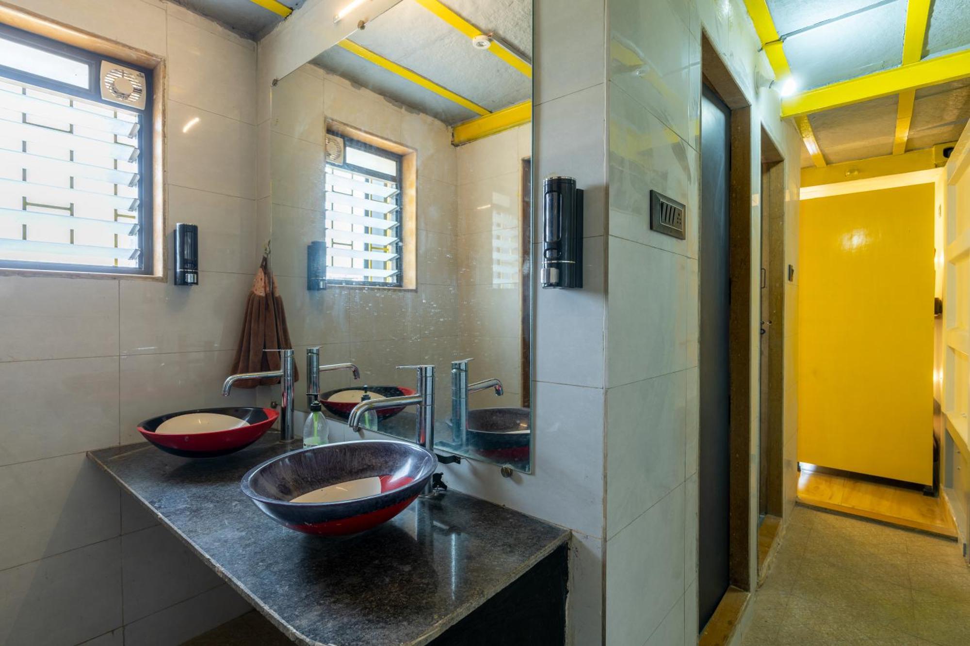 Boxtel Lonavala Hostel Bagian luar foto