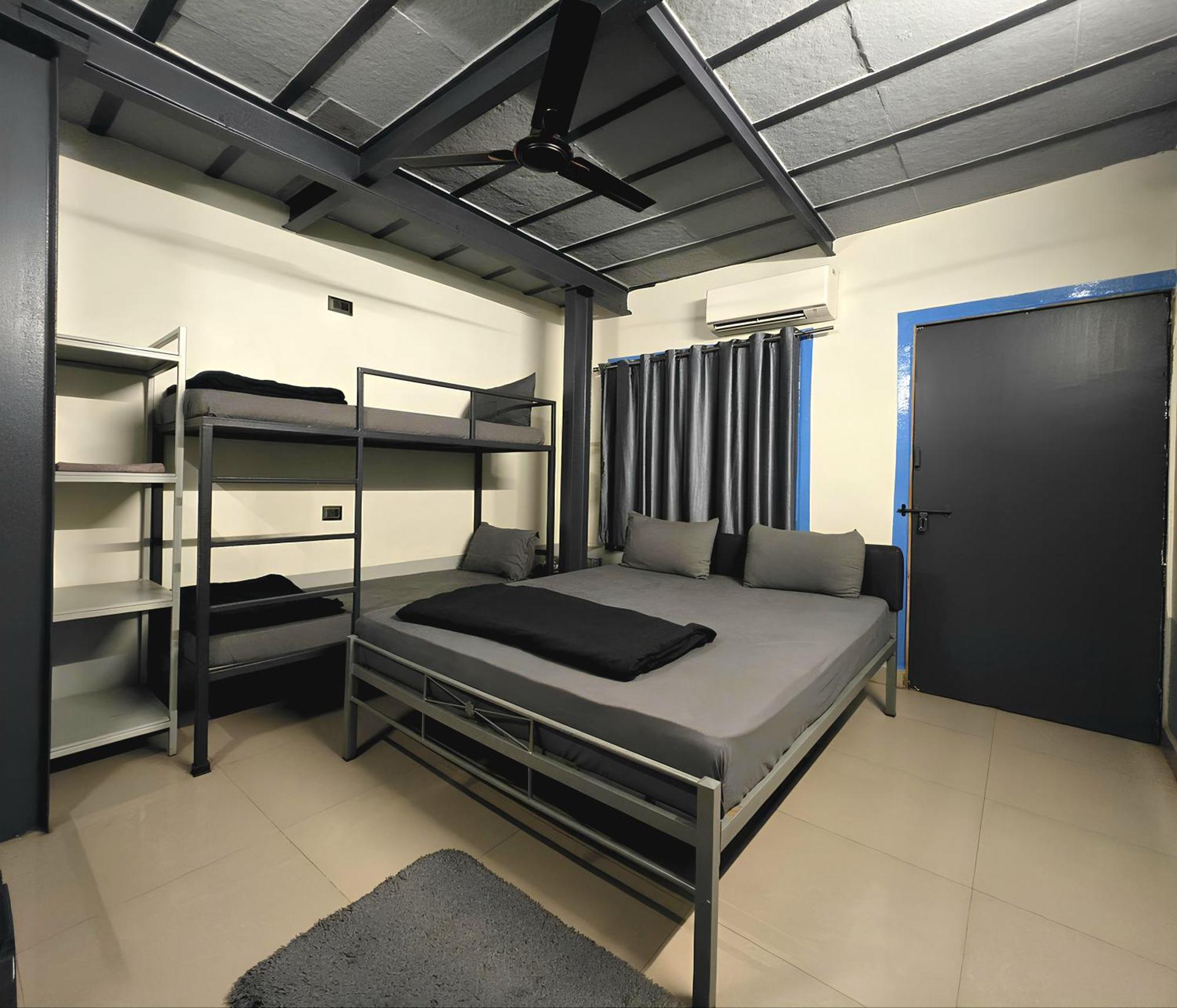 Boxtel Lonavala Hostel Bagian luar foto