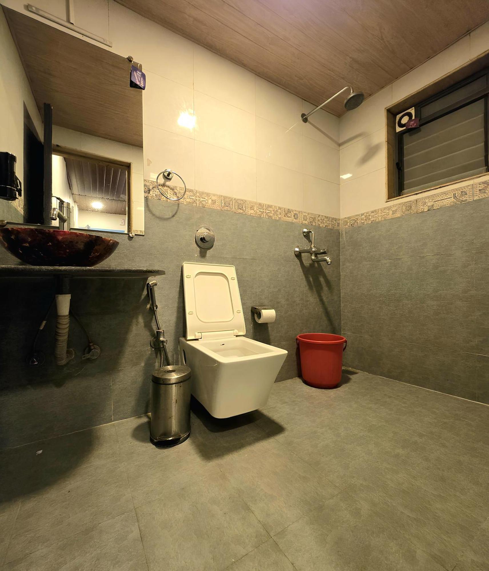 Boxtel Lonavala Hostel Bagian luar foto