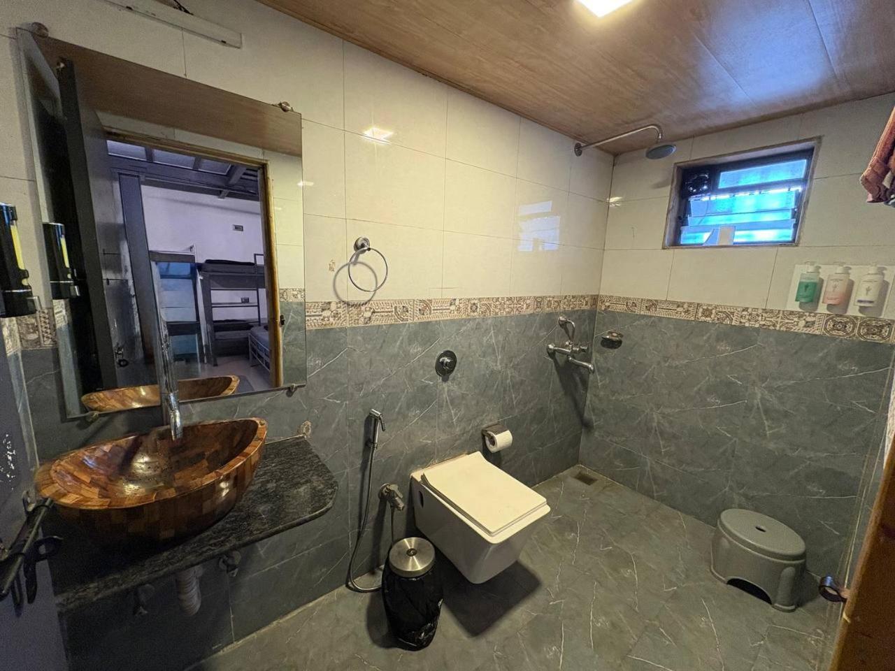 Boxtel Lonavala Hostel Bagian luar foto