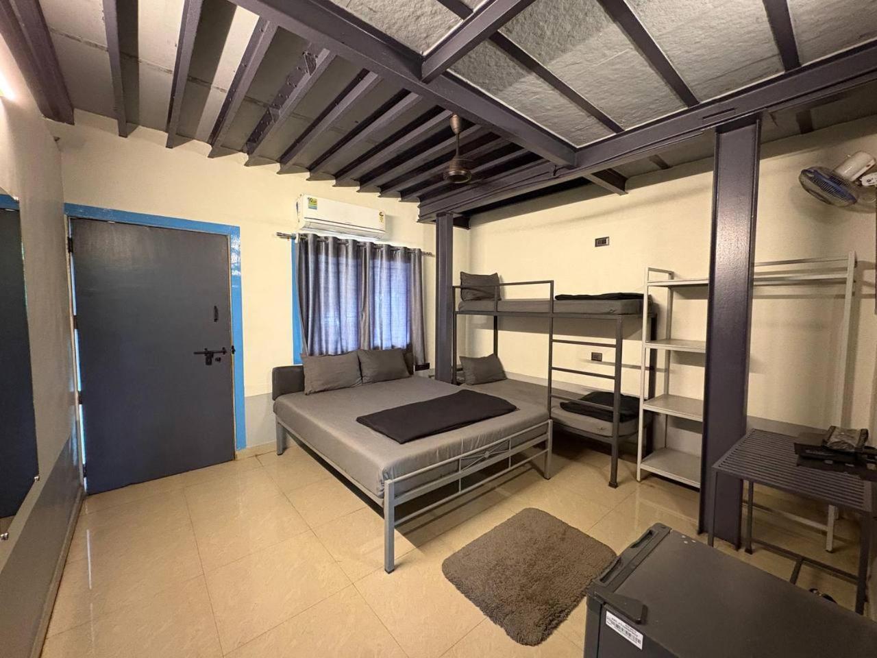 Boxtel Lonavala Hostel Bagian luar foto